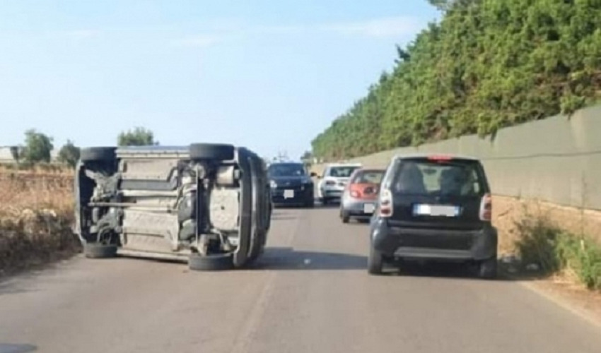 Siracusa, auto finisce la sua corsa su un fianco all'Arenella: 2 giovani ferite