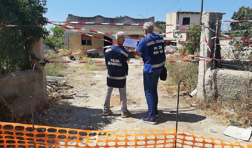 Siracusa, discarica abusiva all'interno di un'area privata a Tivoli: arriva il sequestro