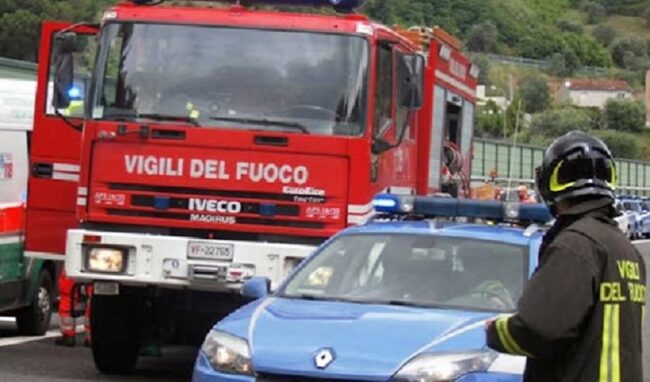 Siracusa, incendio in villetta: proprietaria salvata da Polizia e Vigili del fuoco