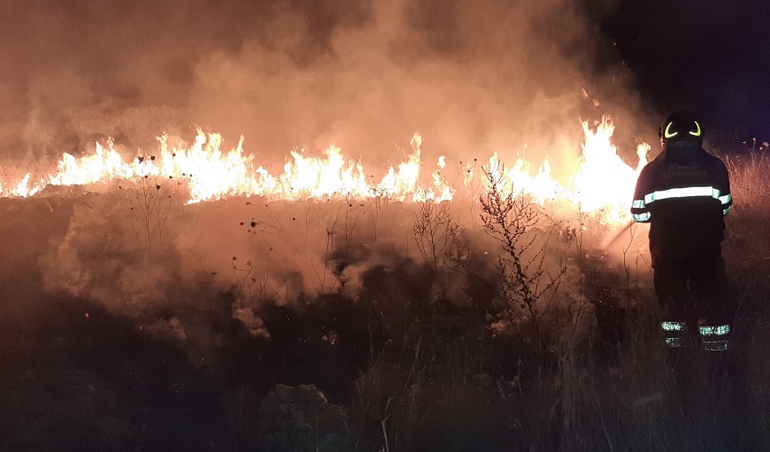 Violento incendio allo svincolo di Siracusa nord: vigili del fuoco e Protezione civile impegnati fino a notte fonda. FOTO