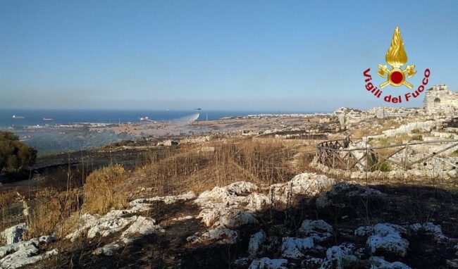 Due vasti incendi a Siracusa: al Castello Eurialo e alla Pizzuta