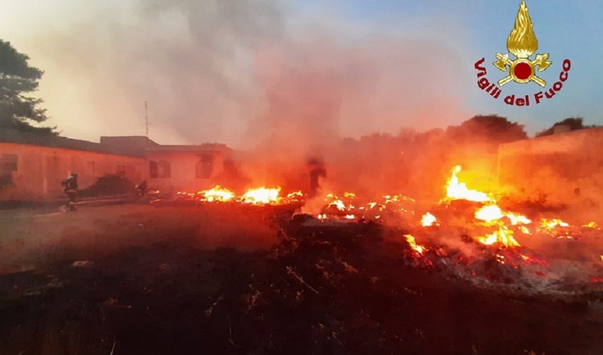 Allerta rossa per rischio incendi in provincia di Siracusa per domani 4 agosto