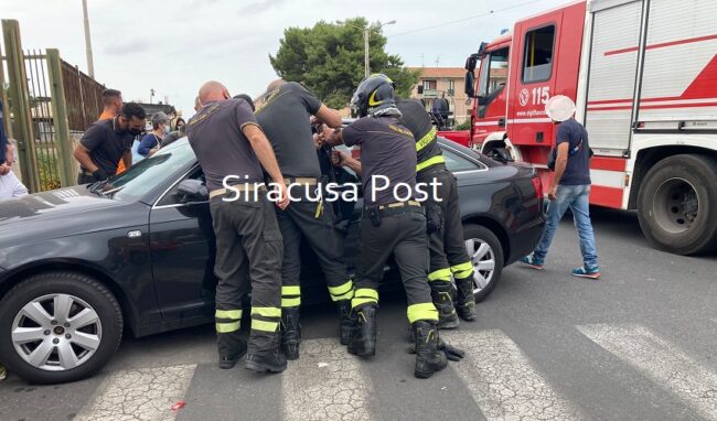 Bimbo rimane chiuso in auto con le portiere bloccate: liberato dai Vigili del fuoco