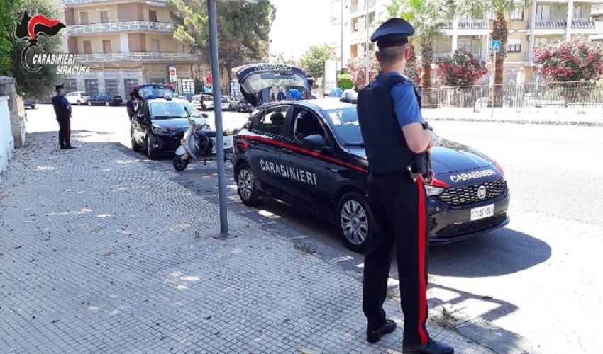 Incendia il motorino del padre della ex, 37enne in manette a Siracusa