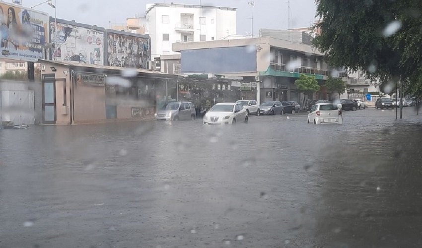 Bomba d'acqua su Siracusa, bastano 15 minuti per allagare le strade