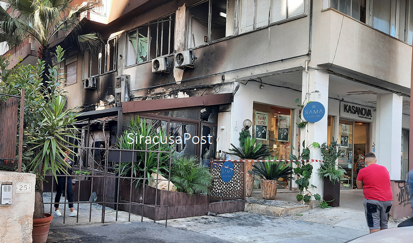 Incendio nella veranda esterna di un locale in via Tisia. Evacuato l'intero palazzo