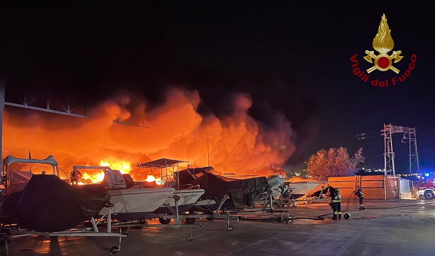 Violento incendio in un rimessaggio di barche di Augusta: coinvolte 20 imbarcazioni
