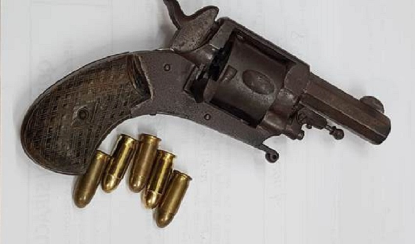 In auto con un revolver e un coltello: arrestato 29enne