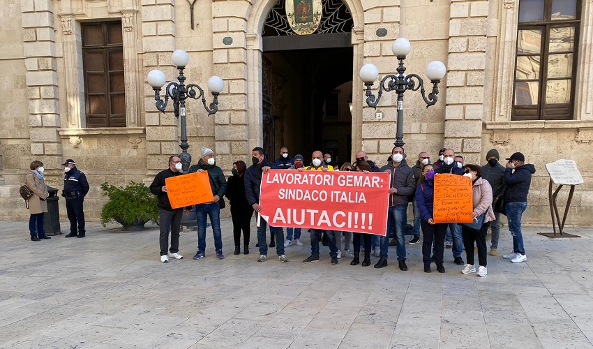 Lavoratori Gemar, sit in in piazza Duomo sotto il Vermexio: "Sindaco Italia aiutaci"