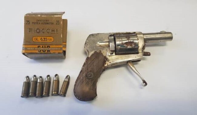 Un revolver e 6 proiettili rinvenuti in un'intercapedine di un immobile in ristrutturazione