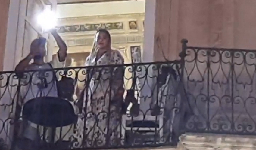 Tutti pazzi per Madonna a Siracusa: fan in visibilio in piazza Duomo e la "Queen" si affaccia dal balcone per salutarli