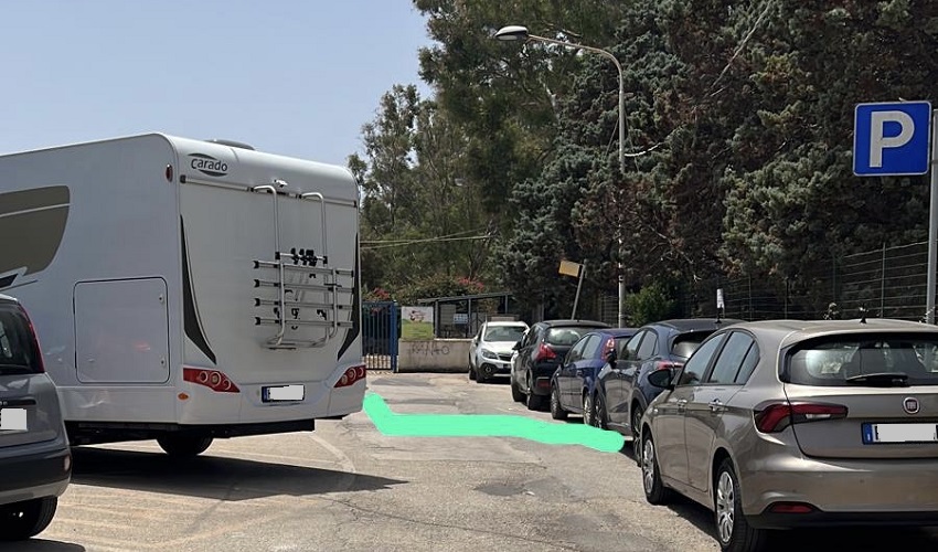 Parcheggio selvaggio all'Arenella: bus impossibilitato a raggiungere la fermata del capolinea