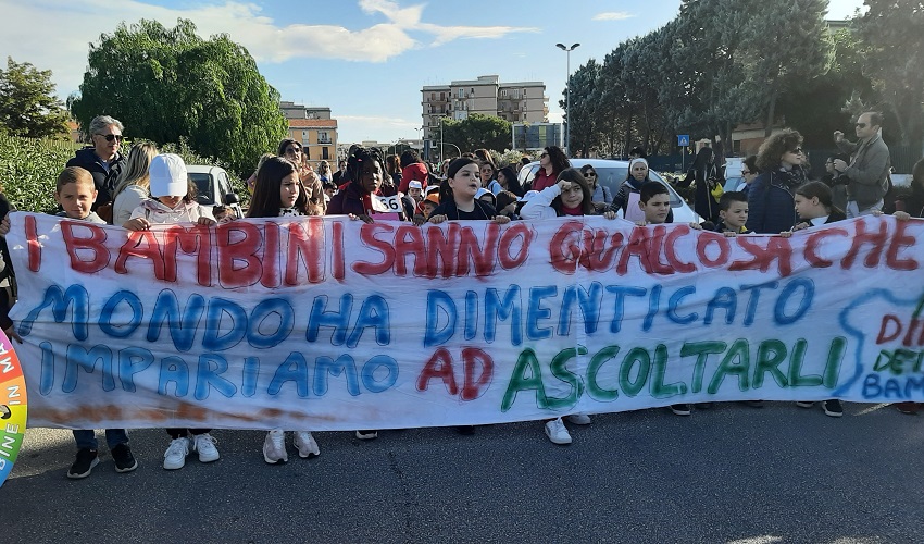 La Marcia per i diritti dell'infanzia e l'adolescenza a Siracusa: in corteo circa 2.000 bambini