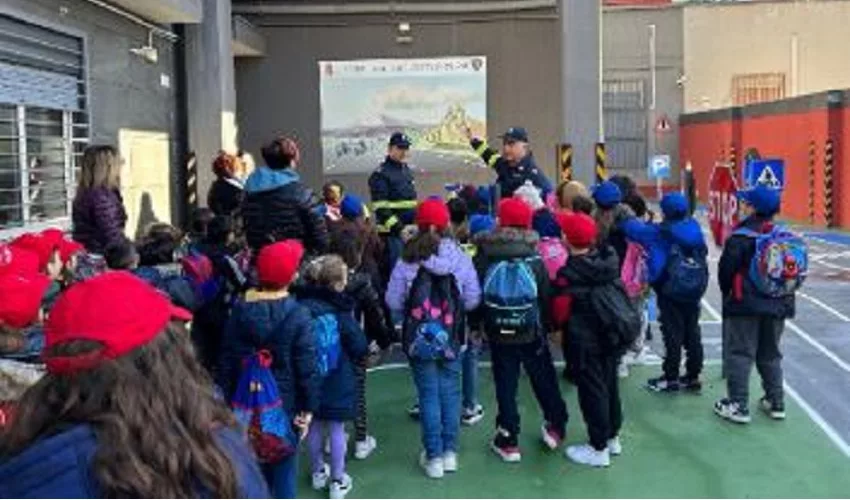 Progettto Icaro: visite degli alunni della scuola primaria nella sede della Polstrada